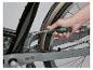 Hand benutzt flexiblen Schraubendreher zur Einstellung eines Fahrrads.