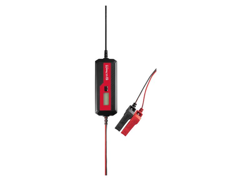 Schwarz-rotes Batterieladegerät mit Display und Klemmen.