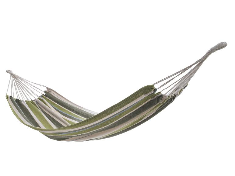 Grün-beige gestreifte Hängematte zum Entspannen.