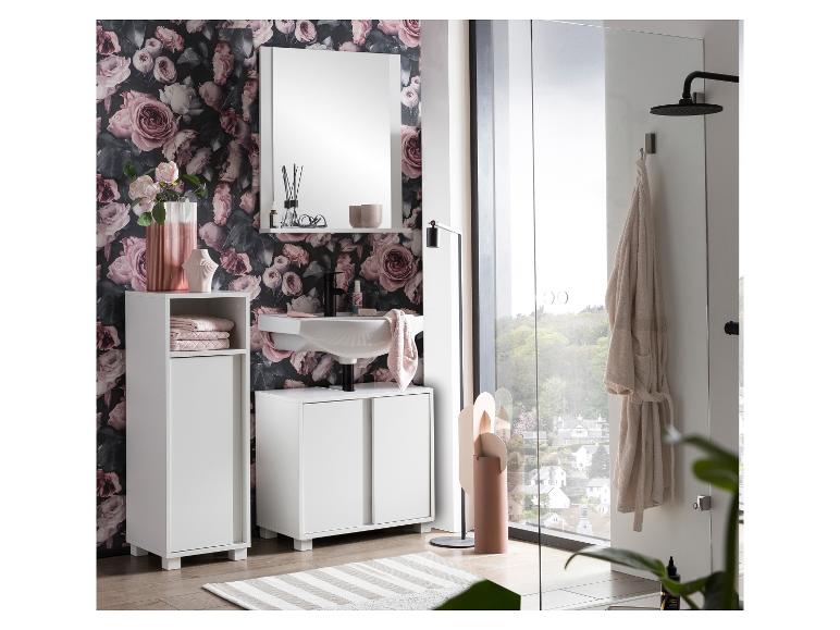 Badezimmer mit Blumentapete, weißem Waschtischunterschrank, Spiegel und Dusche.