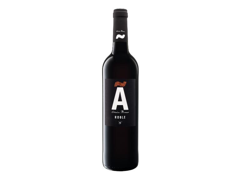Flasche Rotwein Abadia Mercier Roble mit schwarzem Etikett und einem großen 'A'.