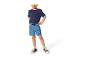 Junge in dunkelblauem T-Shirt und blauen Shorts mit Zeichentrickfiguren