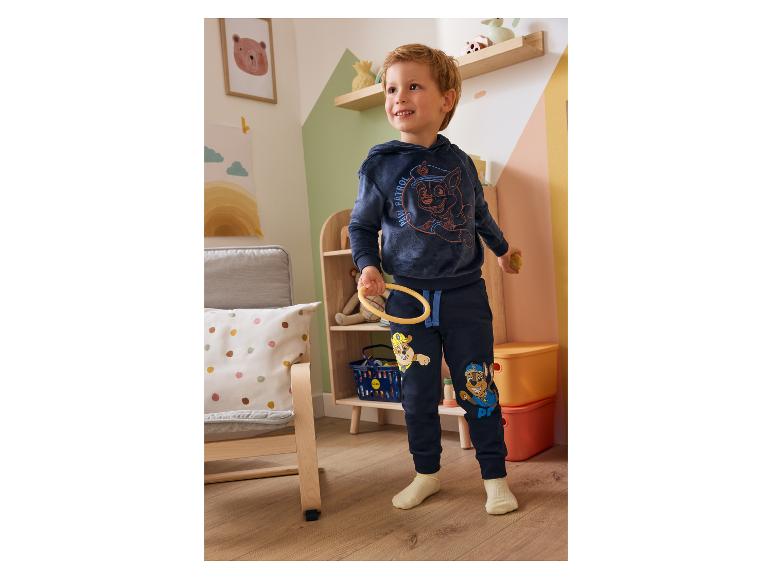 Junge in dunkelblauem Paw Patrol Hoodie und Jogginghose.
