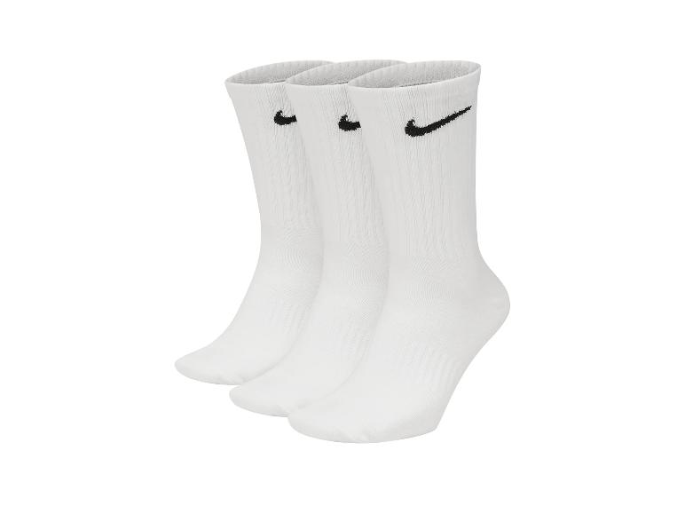 Set aus drei Paar einfarbigen weißen Socken mit einem kleinen schwarzen Logo an der Seite.