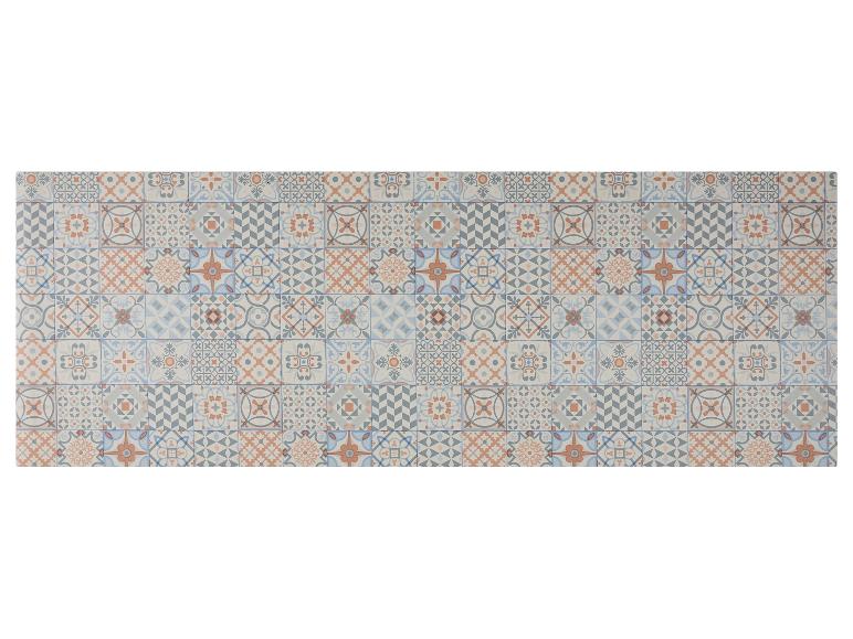 Keramikfliesen mit geometrischen und floralen Mustern in Blau-, Orange- und Grautönen.