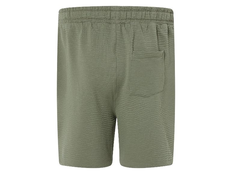 Olivengrüne Shorts, lässiger Schnitt.