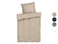 Beige Bettwäsche-Set mit Kissen und Kissenbezug.