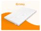 Weiße Matratze auf orangefarbenem Hintergrund mit dem Text „Emma“.