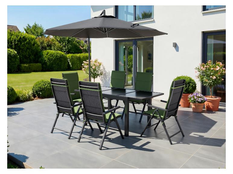 Gartenmöbel-Set mit Tisch, sechs Stühlen und Sonnenschirm auf einer Terrasse.