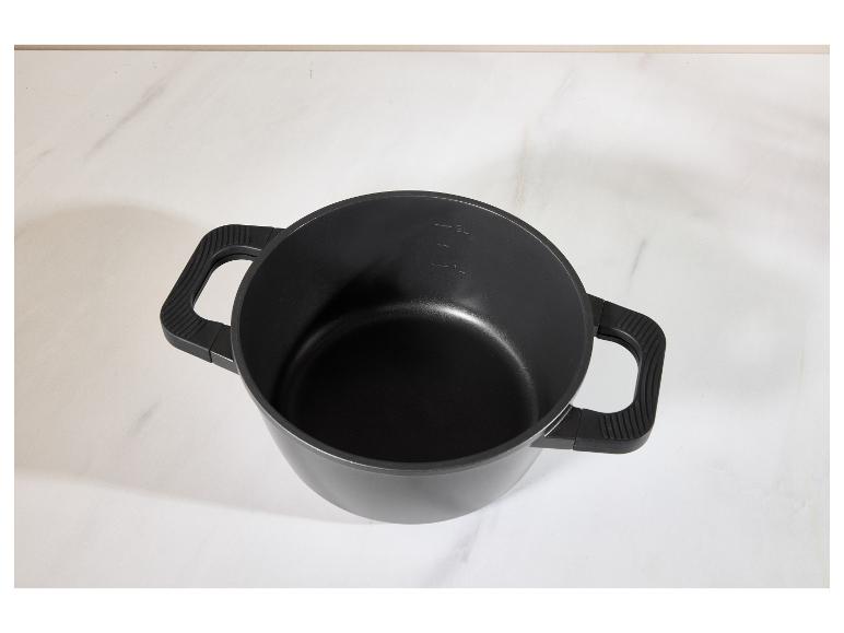 Schwarzer Topf mit zwei Griffen und Messmarkierungen auf einer weißen Marmoroberfläche