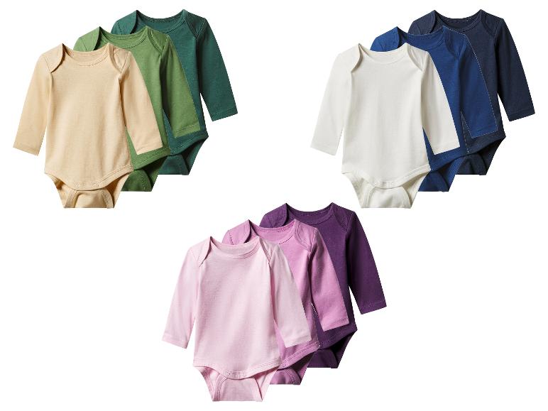 Drei Sets langärmliger Baby-Bodys in verschiedenen Farben.