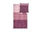 Bettwäsche-Set in Rosa und Lila mit Ziegelmuster, bestehend aus Bettbezug und Kissenbezügen.