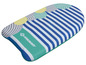Ein Schildkröt Bodyboard mit blau-weißen Streifen und runden Mustern.