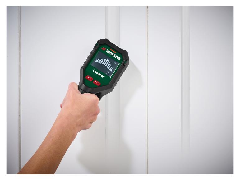 Hand hält einen Ortungsgerät und platziert es an einer weißen Wand