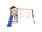 Hölzerner Spielplatz mit blauer Rutsche und zwei Schaukeln.