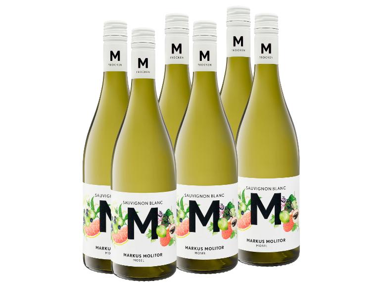 Sechs Flaschen Sauvignon Blanc Weißwein mit Fruchtetiketten und dem Buchstaben M.