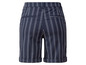 Marineblaue Shorts mit weißen Streifen.