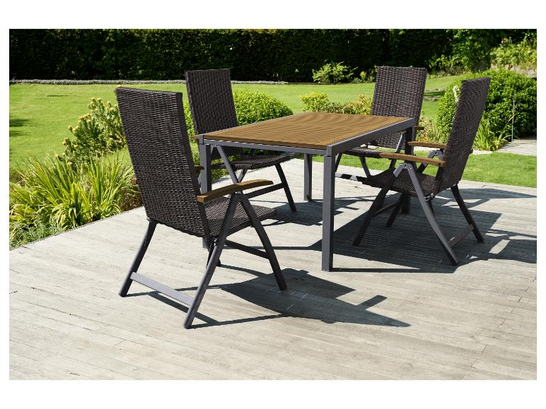 Gartenmöbel-Set: Tisch und Stühle aus Polyrattan und Metall.