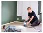 Frau streicht Zimmer mit LIVARNO® Arbeitslicht.
