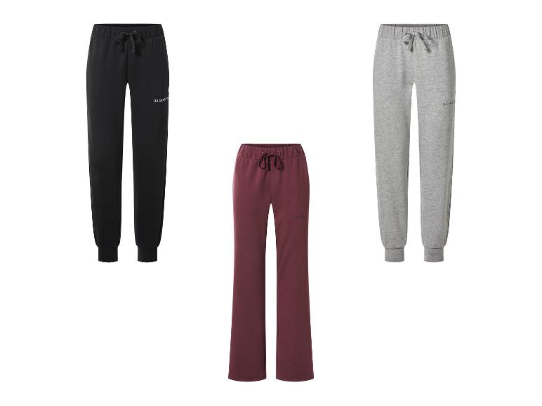 Drei Jogginghosen: schwarz, bordeaux und grau, alle mit Kordelzug.