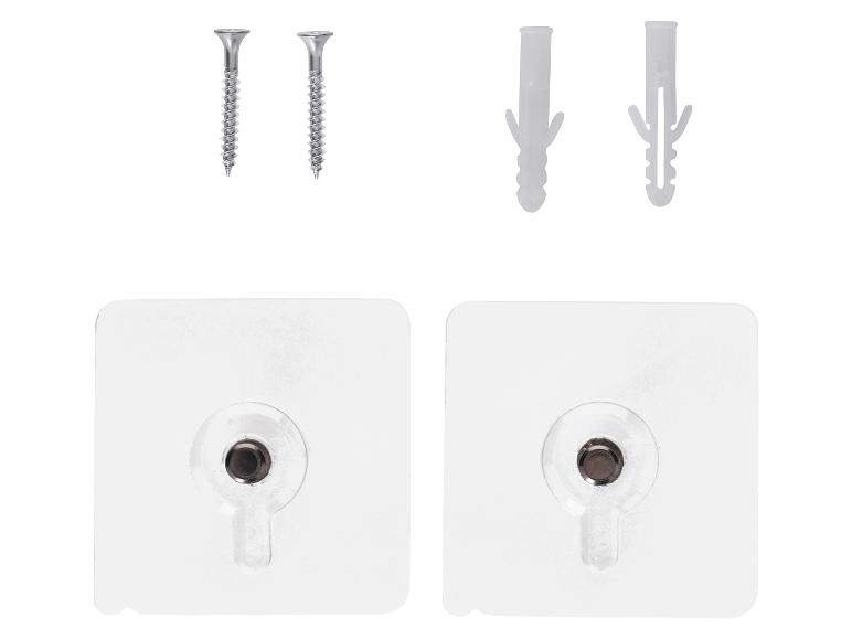Schrauben, Dübel und Klebehaken zur Befestigung.