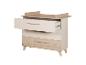 Kommode mit drei Schubladen, mit einer offenen oberen Schublade und einer hellen Wickelauflage aus Holz.