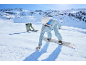 Zwei Snowboarder in hellblauem und grünem Skianzug auf einer verschneiten Piste.