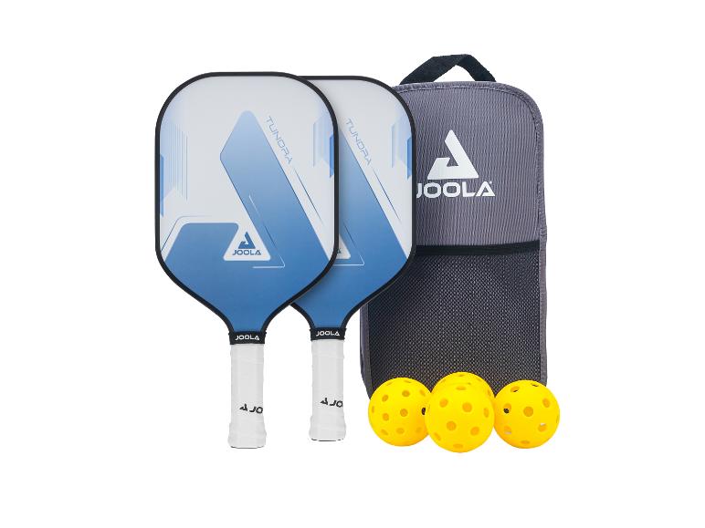 Pickleball-Set mit zwei blauen Schlägern, drei gelben Bällen und einer grauen Tragetasche.