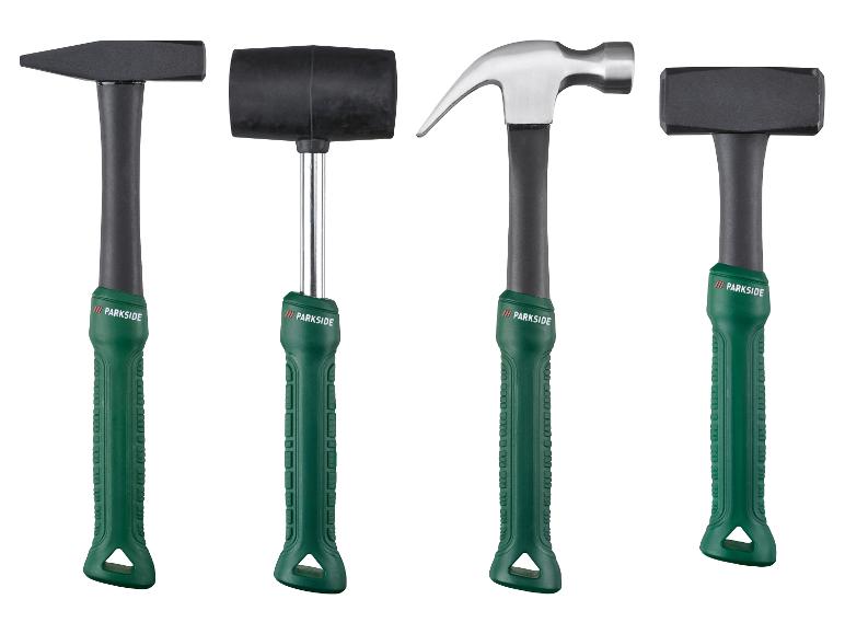 Vier Parkside Hämmer: ein Maurerhammer, ein Gummihammer, ein Klauenhammer und ein Vorschlaghammer.