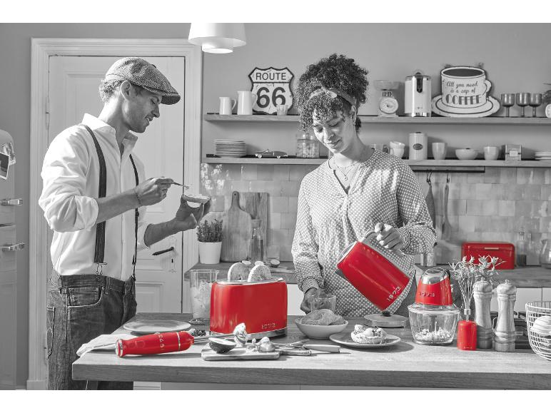 Rote 1973-Küchenelektrogeräte in einer Retro-Küche.