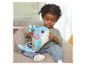 Kleinkind spielt mit einem VTech-Wal-Spielzeug.