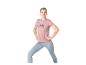 Frau in rosa T-Shirt und hellblauen Leggings in Trainingspose.