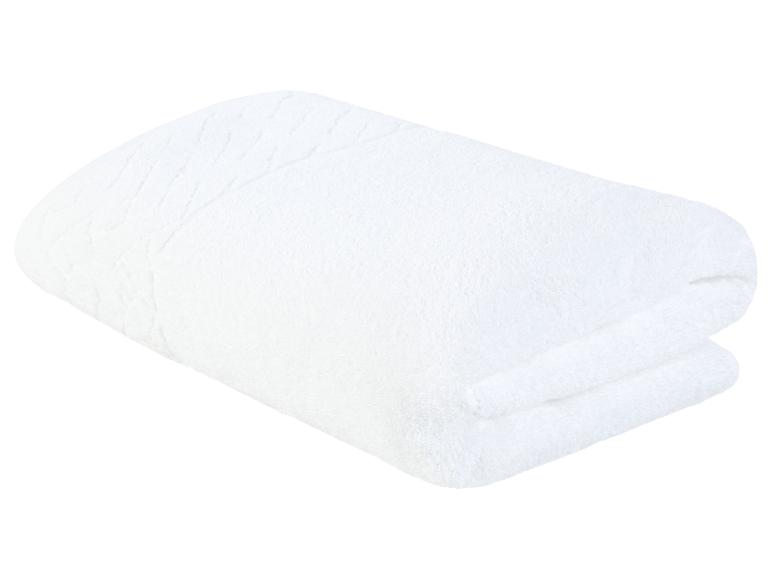 Ein weißes Frotteehandtuch, gefaltet.