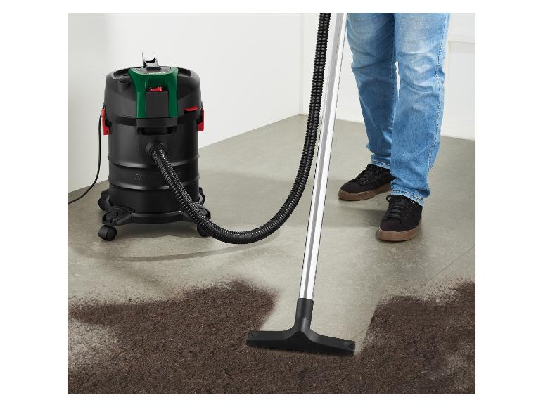 Industriestaubsauger mit einer Person, die einen schmutzigen Boden reinigt.