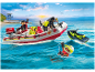 Kinderspielset mit Feuerwehrboot, Figuren und Rettungshund im Wasser.