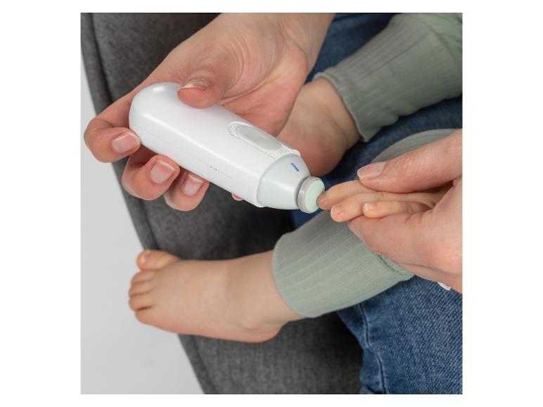 Eine Hand benutzt einen elektrischen Nagelknipser für Babys.