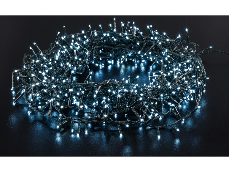 Weiße LED-Lichterkette auf dunklem Untergrund.