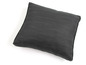 Ein dunkelgraues Kissen mit dezenten Streifen.