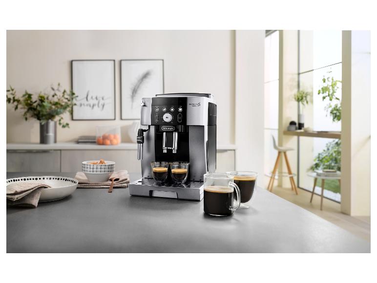 Kaffeemaschine auf Küchentheke mit Kaffeetassen und Schüsseln.