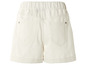 Weiße Jeans-Shorts mit umgeschlagenen Säumen.