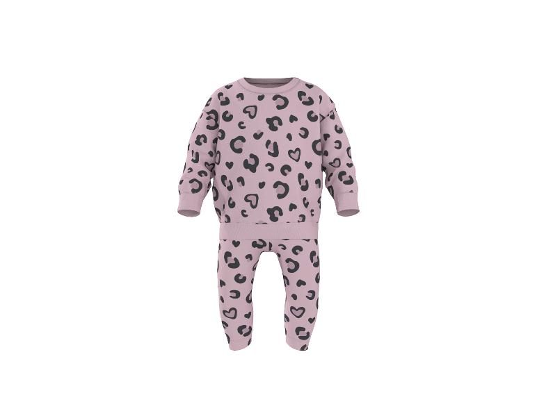 Rosa Kinderpyjama mit Leopardenmuster und Herzmotiven