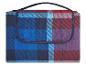 Blau-rote karierte Picknickdecke mit Tragegriff.
