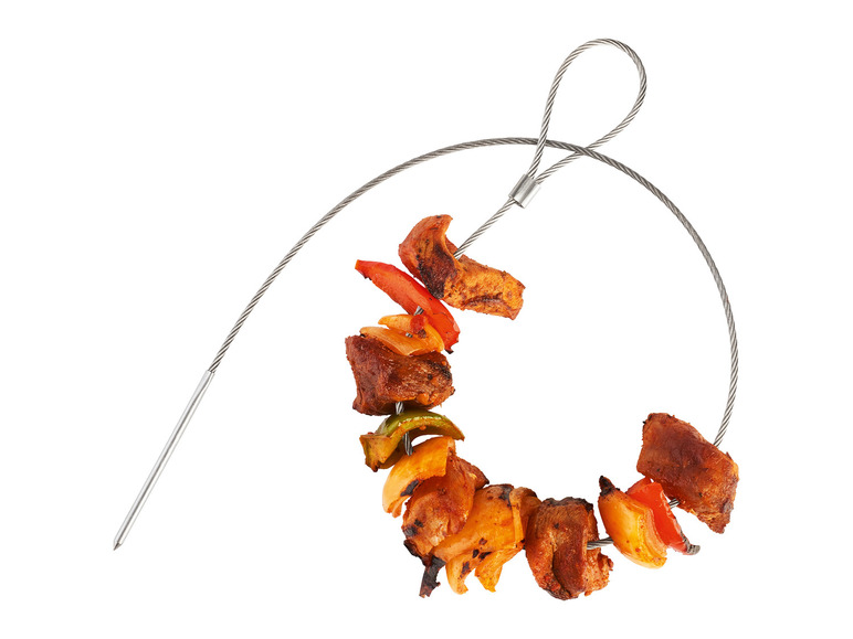 Gegrilltes Fleisch und Gemüse auf einem Metallspieß.