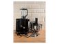 Schwarze Küchenmaschine mit Mixer, Edelstahlschüssel und diversem Zubehör auf einer Holztheke.