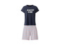 Pyjama mit einem dunkelblauen T-Shirt mit dem Aufdruck 'all you need is sleep' und gestreiften Shorts.