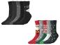 Zwei Sets mit fünf Paar Socken: einfarbige, gemusterte und Weihnachtssocken.