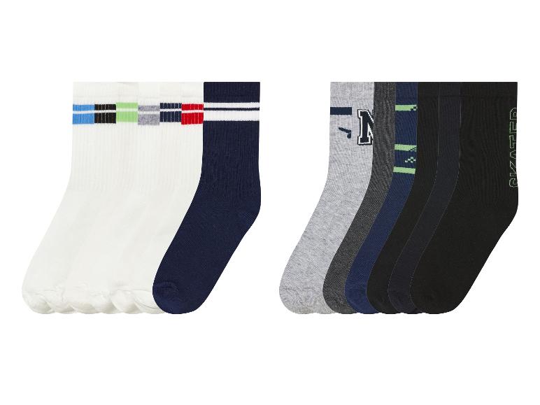 Weiße und dunkelblaue Socken mit Streifen und ein Paar mit Logos.