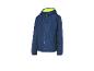 Eine blaue Windjacke mit Kapuze