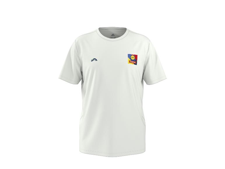 Weißes Sport-T-Shirt mit farbigem Logo und kleinem blauem Symbol.
