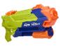 Leuchtend grüner und blauer Wasserblaster mit orangefarbenen Akzenten.